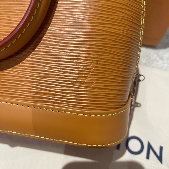 Louis Vuitton Alma Bb Epi - Picture 4 of 11